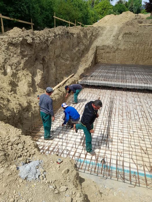 Case la roșu, Consolidări, Demolări, Fațade