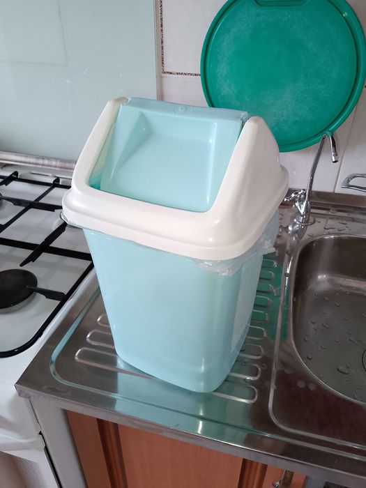 мусорный бак для туалета.