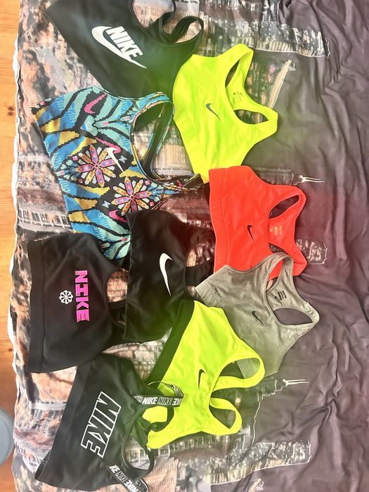 Бюстие Nike различни видове