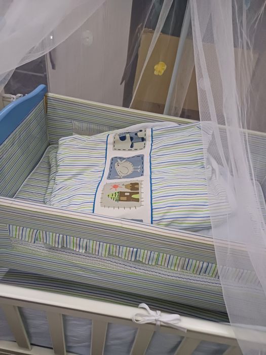 Продаётся фирменный кровать с люлки