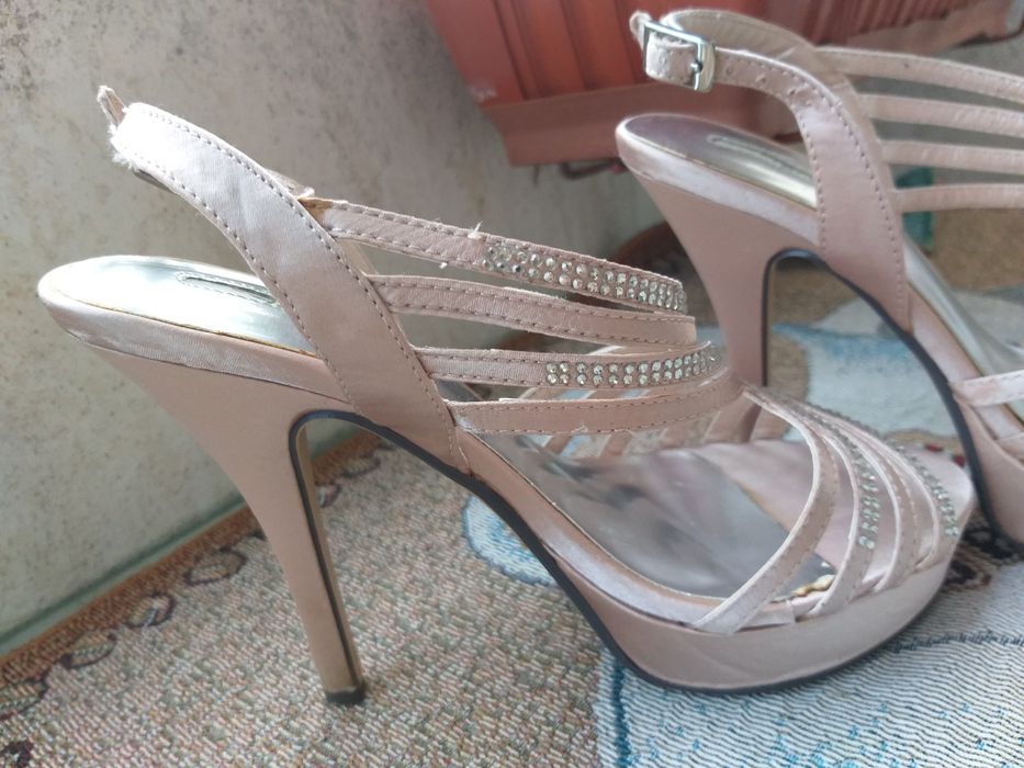 Обувки на ток сатен