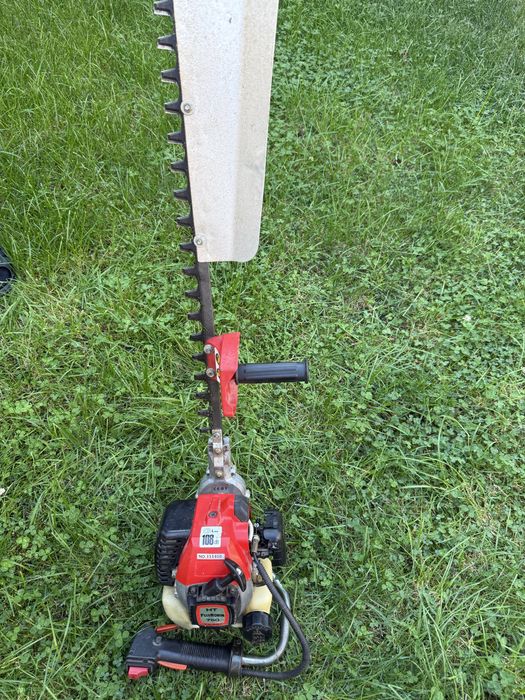 Motocoasa motounealta pe benzina tuns gard viu