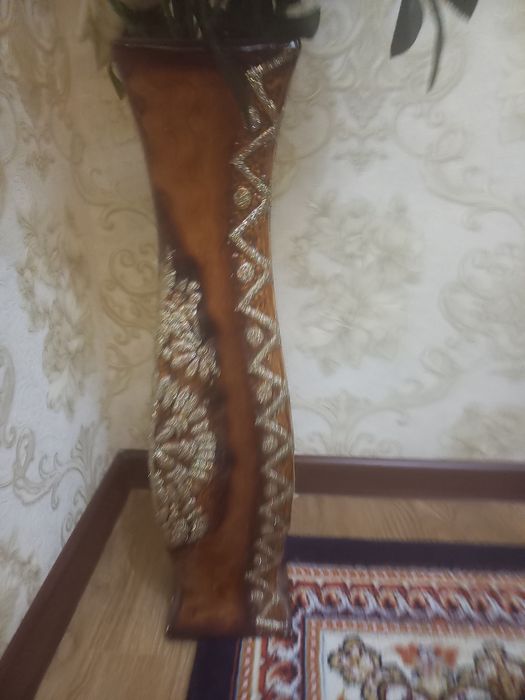 Gul vaza  uy bezatish uchun