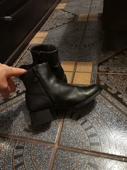 Ghete din  PIELE mărimea 35