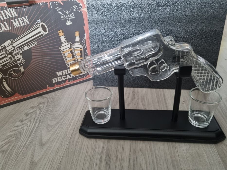 Set Decantor Whiskey Pistol 266 ml cu 2 Pahare de 50 ml si Stativ din