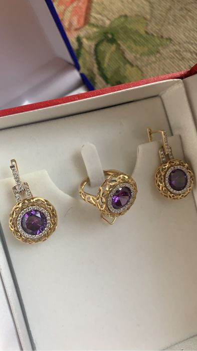 Золотые изделия с камнями