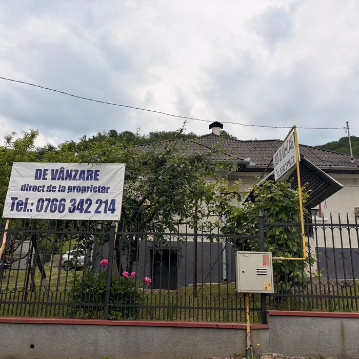 Casa cu anexe, curte, gradina, livada, padure