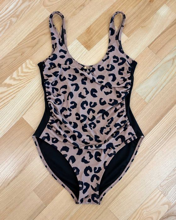 Costum de baie DKNY damă întreg, animal print leopard bej-negru, panouri laterale negre și efect drapat, mărimea M