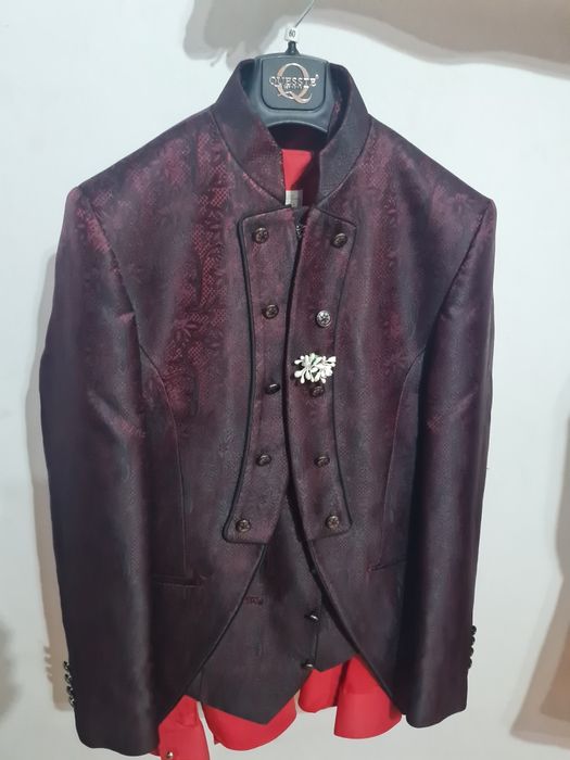 Vând costum pentru copii 9-11 ani
