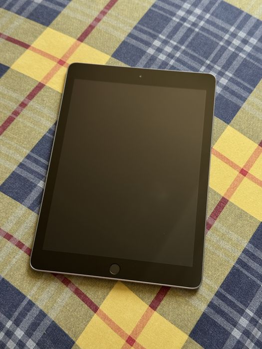 Apple iPad 6th Generation (9.7", 2018)