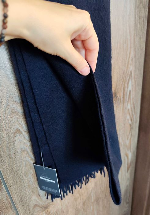 Dressman нов с етикет шал в тъмно синьо от 100 % вълна