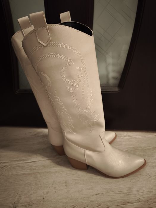 Дамски кожени каубойски ботуши в бежов цвят / екрю