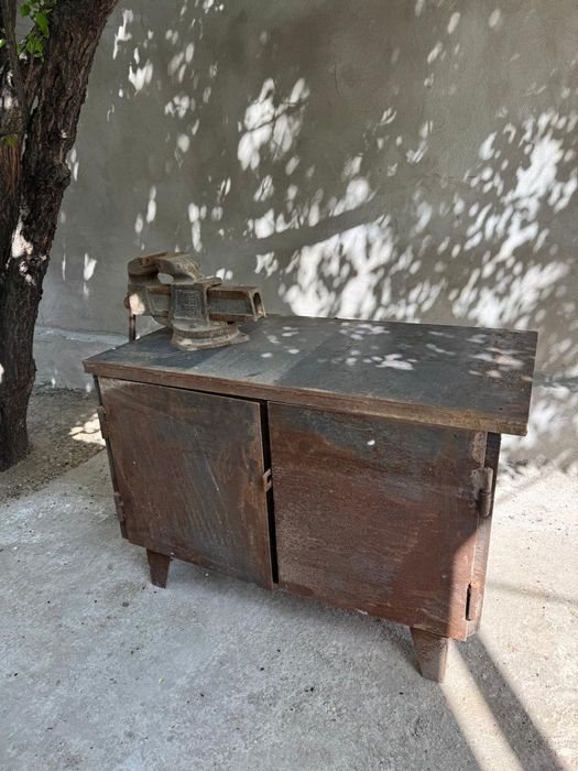 Продам- верстак и тиски