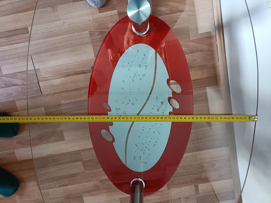 Masa de sticla cu roti care se pot bloca