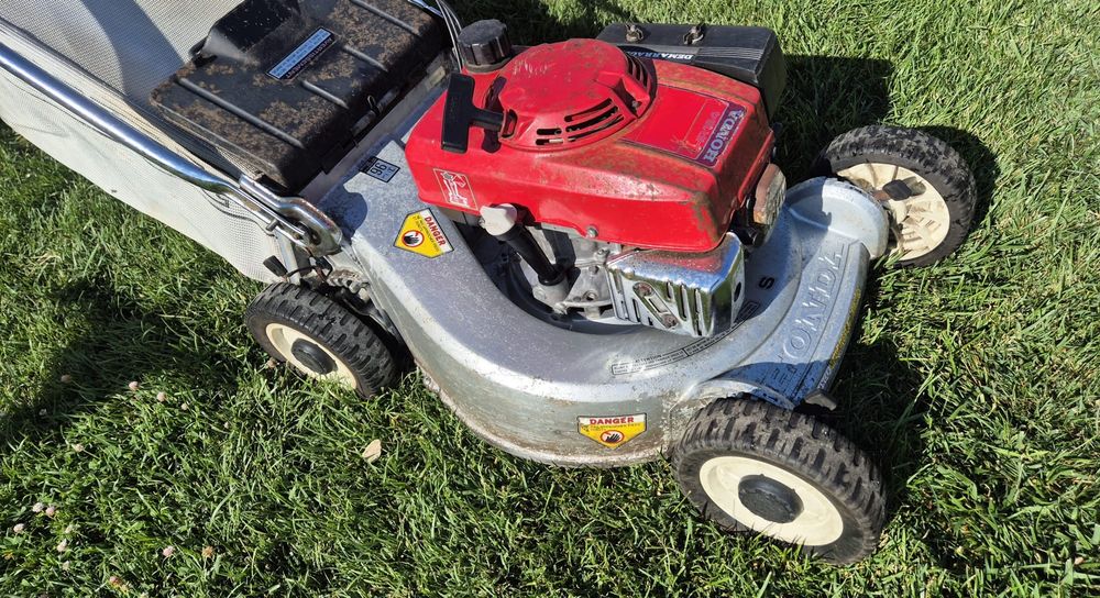 Masina de tuns iarba Honda HR194 cu tractiune si carcasa aluminiu