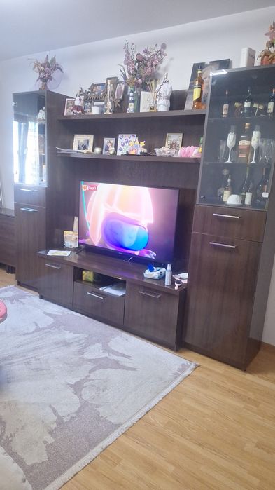 Vitrina se vinde goala
