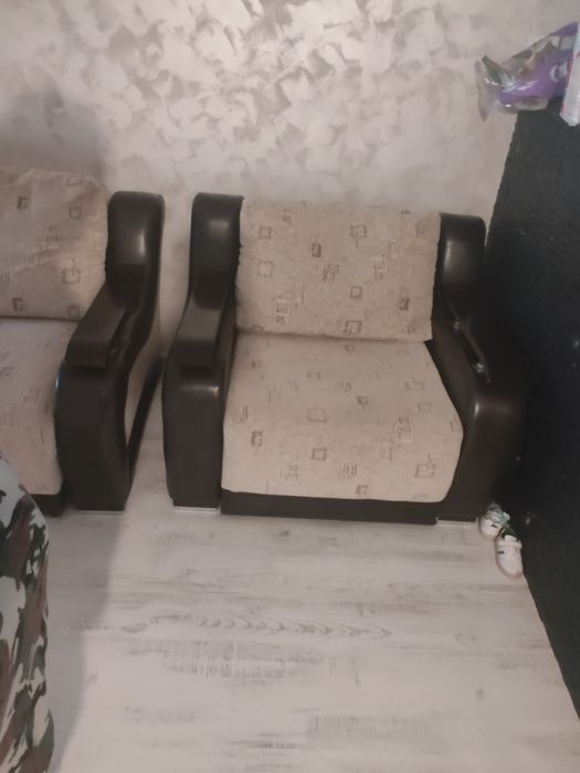 Canapea extensibila și fotoliu