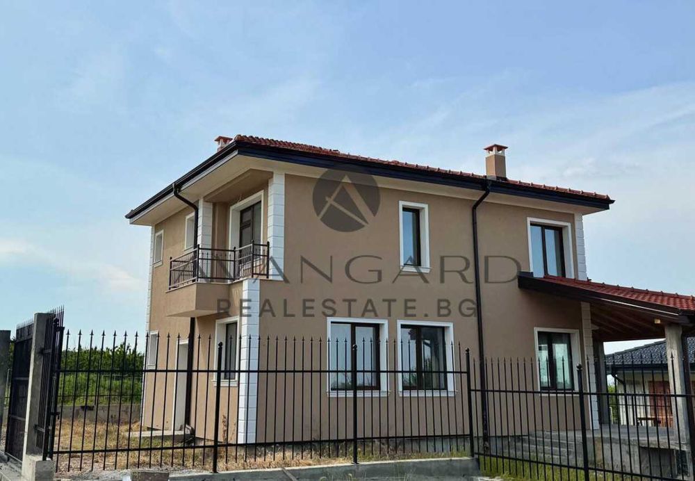 оф.23377 Самостоятелна къща с двор/с.Брестник