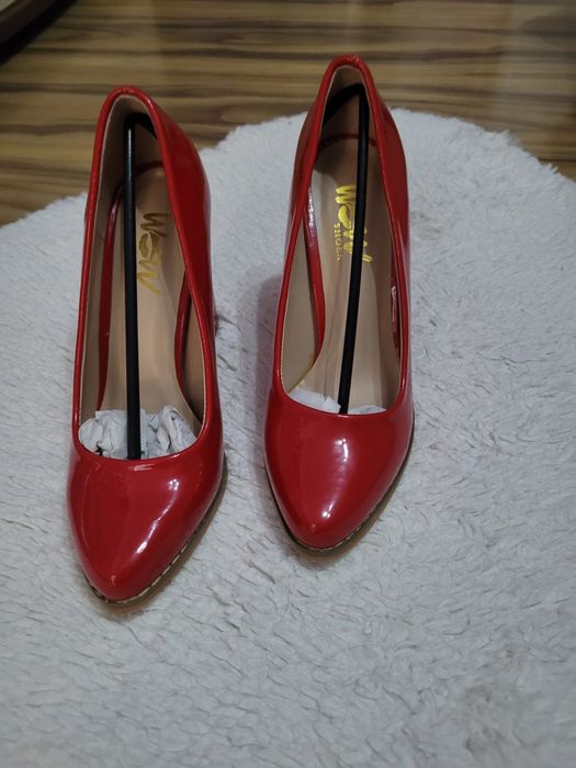 Червени лачени обувки