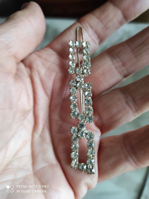 Комплект обици и шнола за коса