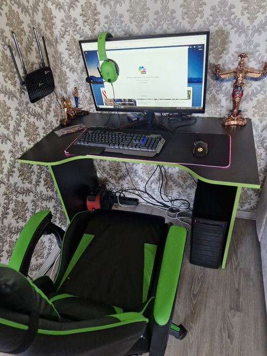 Компьютер со столом и стулом