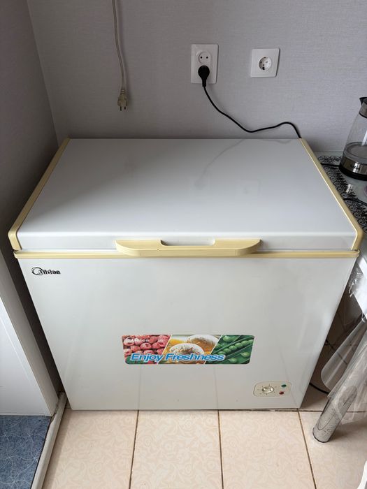 Морозилка Midea.