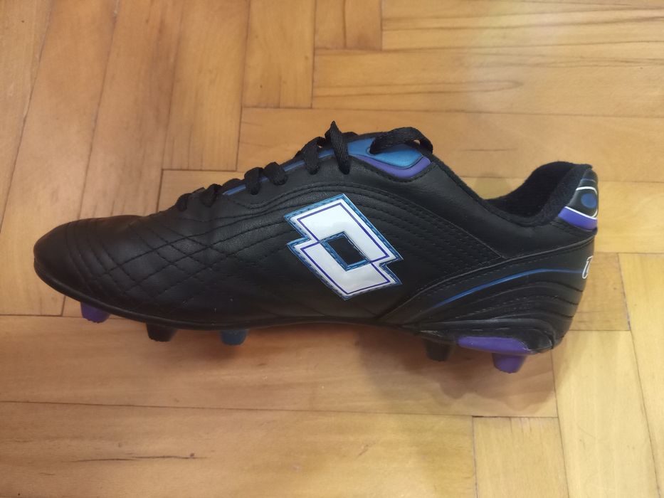 Спортни обувки за футбол - бутонки