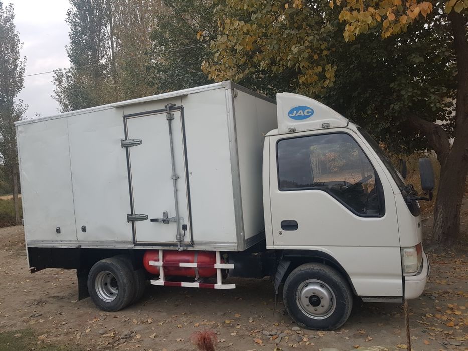 JAC bortli avtomabil