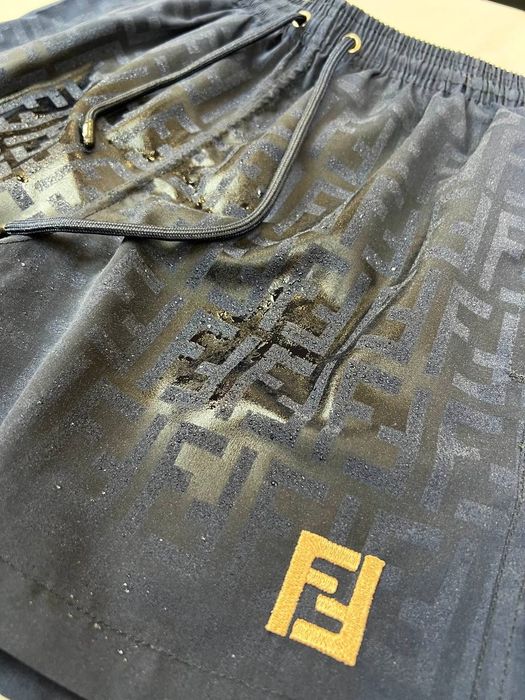 Bermude Fendi,model cu efect la contactul cu apa.Calitate top,toate ma