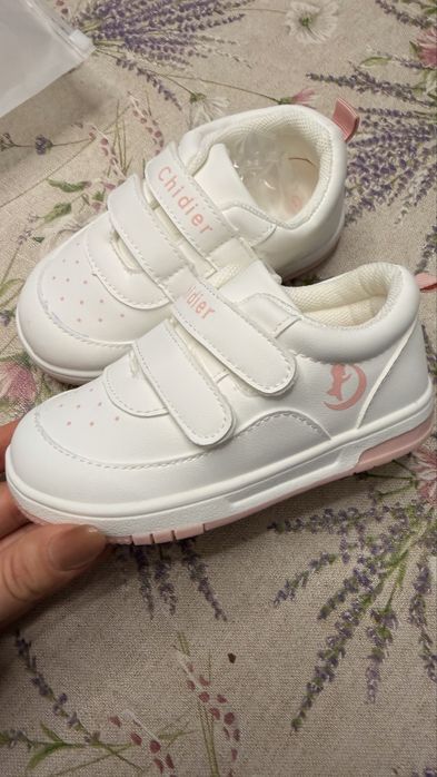 Продам новые кроссовки для девочки