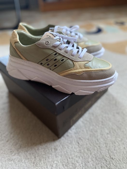 Кроссовки женские