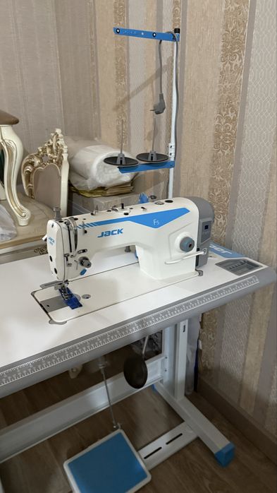 Продам швейную машинку