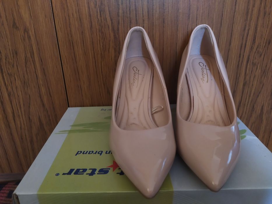 Елегантни обувки в прасковен цвят