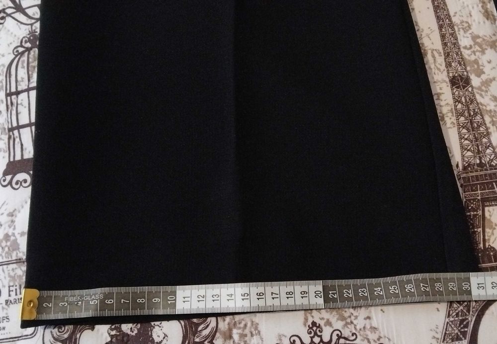 Продавам дамски черен панталон номер 52