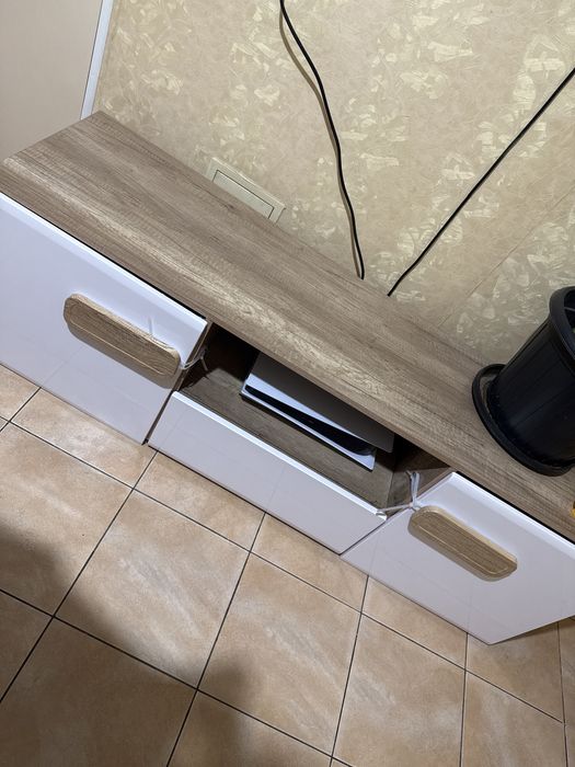 Тумбо под телевизор