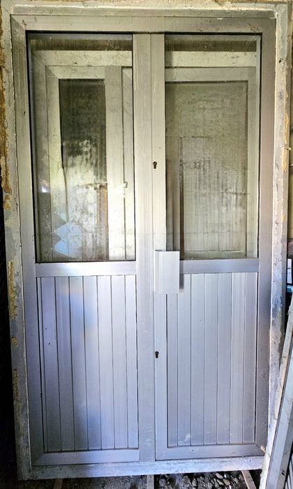 Uși duble cu obloane (de aluminiu).