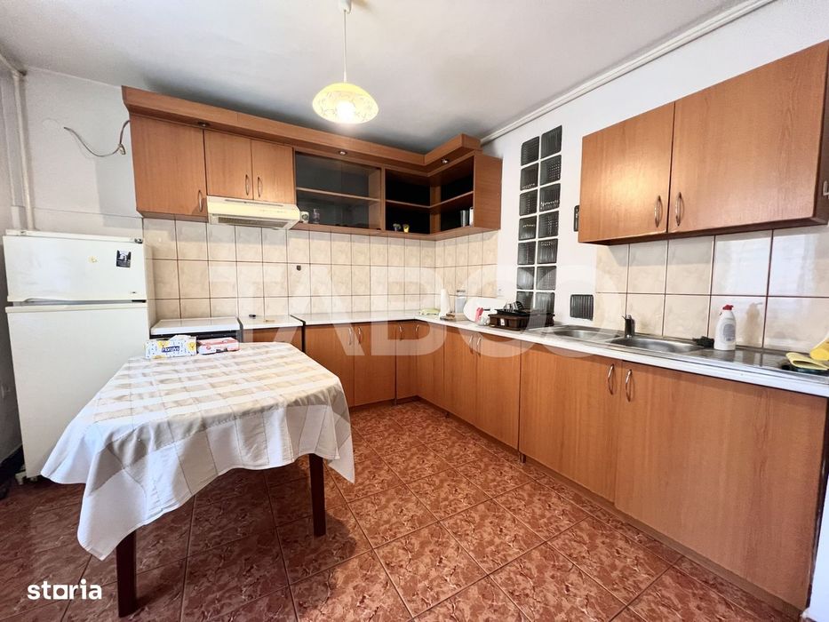 Apartament cu 3 camere de vanzare cu boxa si lift in Manastur zona BIG
