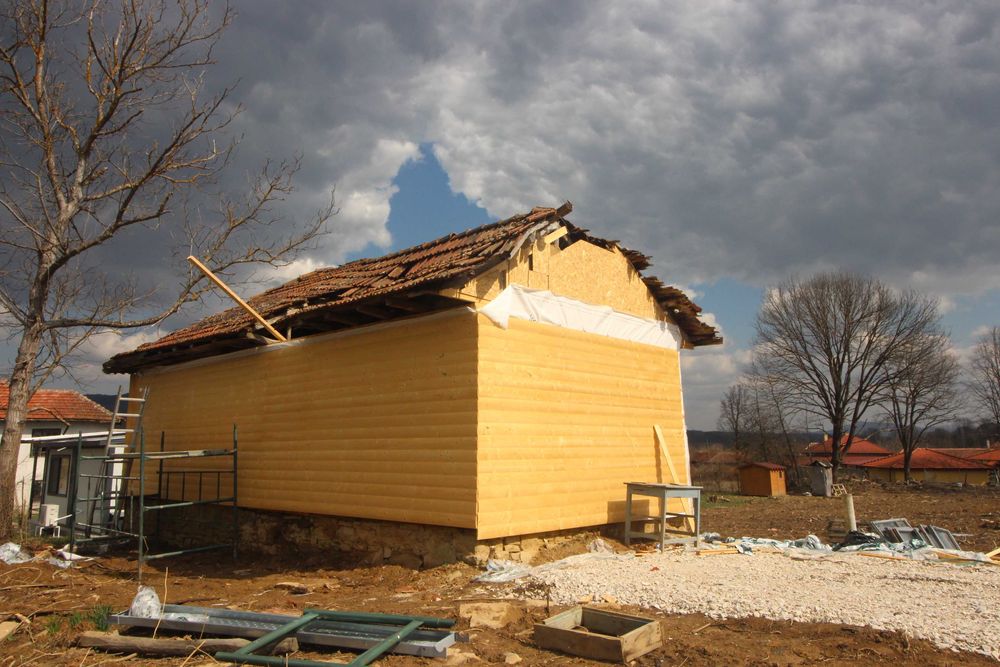 Парцел с къща в с. Новаковци