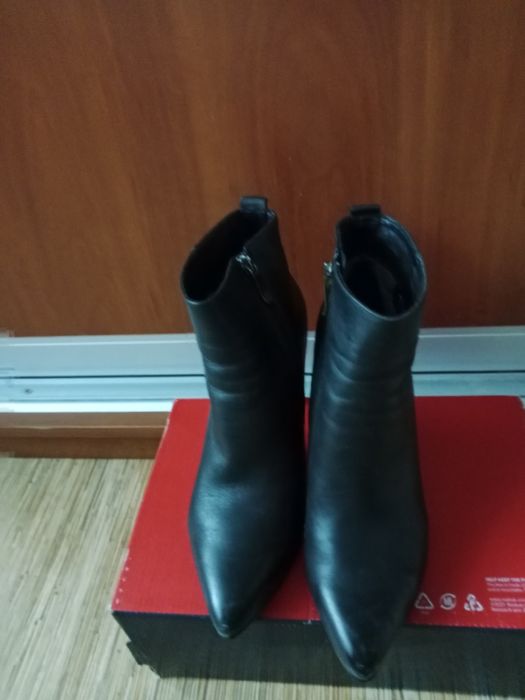 Продам женские полусапожки осень весна размер 39 за 5000 тенге.