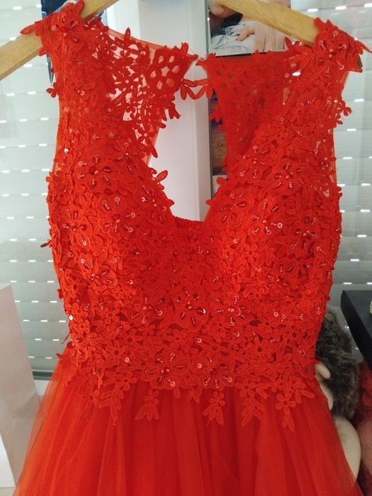 Продавам рокля за 100 лева носена е 2 часа