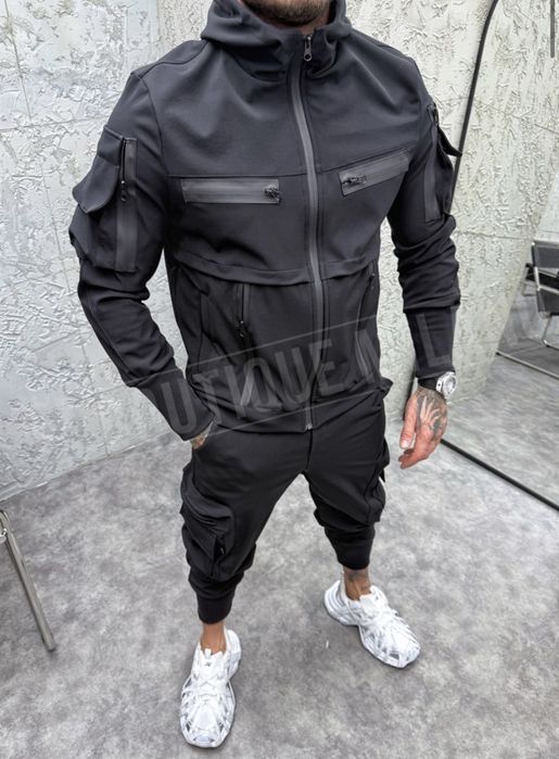 Мъжки спортен екип със джобове и ципове