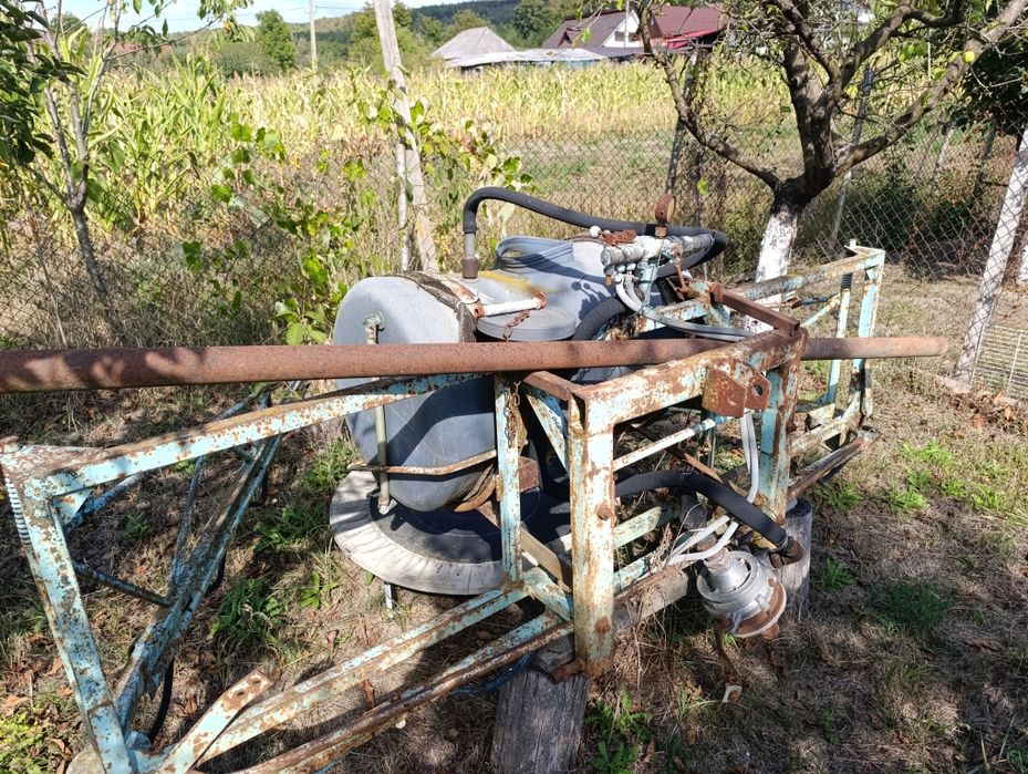 Vând plug 3 trupite și pompa de ierbicidat