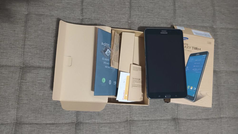 Vând tableta tab 4
