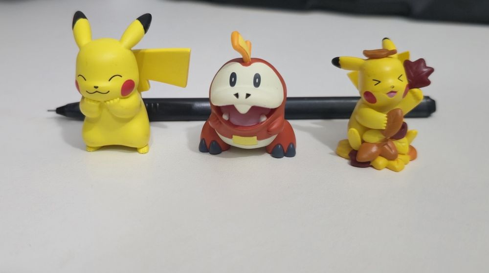 Покемон фигурки.