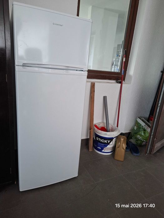 Vanzare frigider cu congelator vortex, pat matrimonial si canapea extensibila