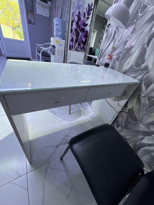 Стол два вида  маникюрный