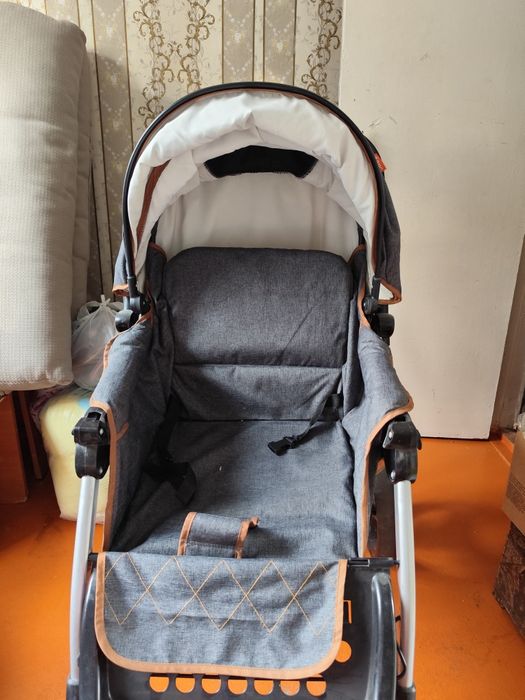 Коляска и детский стульчик