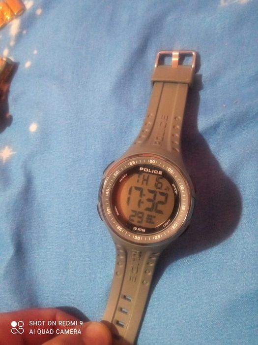 Vând ceasuri  bărbați aproape noi mai multe detalii la telefon