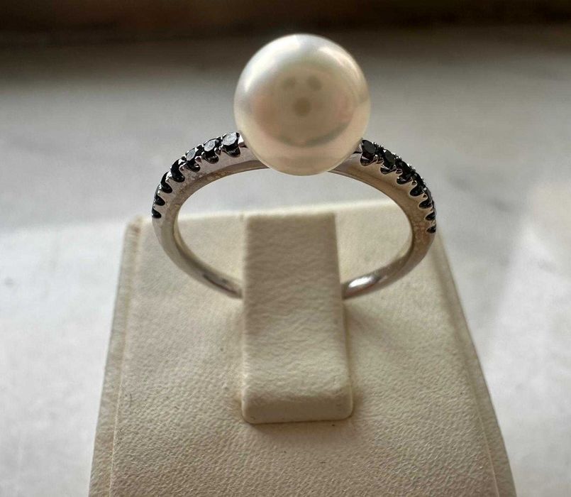 Inel din aur alb, decorat cu perlă Akoya și diamante negre