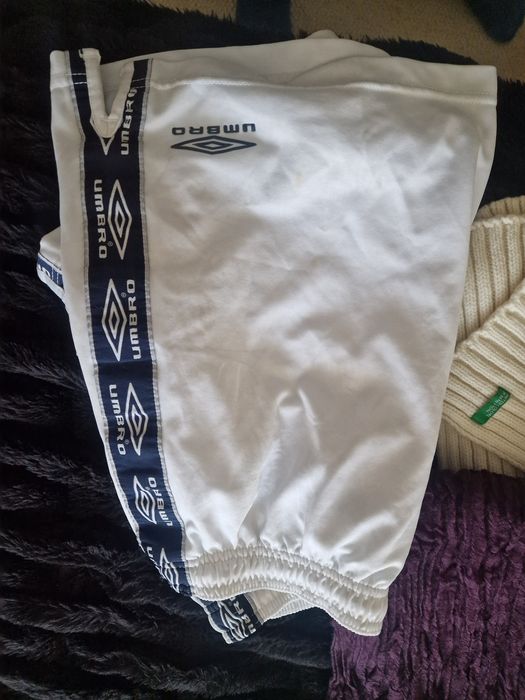 Шалове(Бенетон) и шапки, шорти Umbro